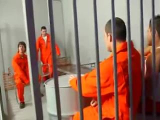 كوكي inmates مص قضيب